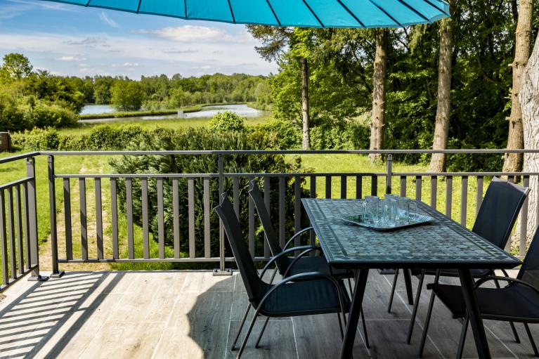 Villa La Trézée, sa grande terrasse, avec vue sur le canal et les étangs
