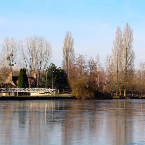 L'écluse de la Gazonne vue de l'étang